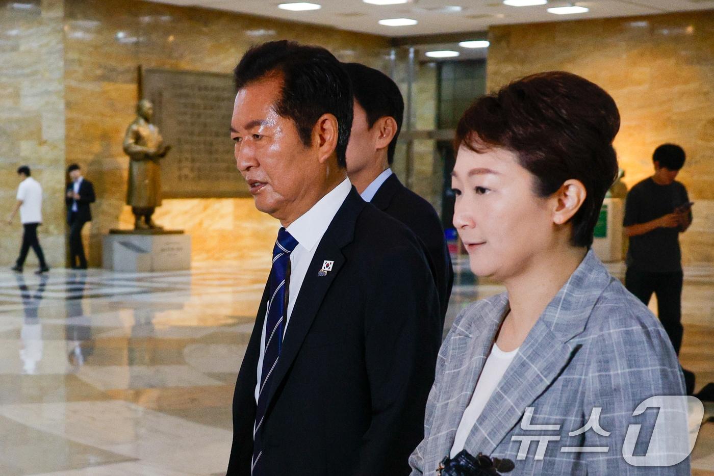 본문 이미지 - 정청래 더불어민주당 대표가 지난해 8월 25일 오전 서울 여의도 국회에서 상법 개정안 표결을 위해 본회의장으로 향하고 있다. 2025.8.25 ⓒ 뉴스1 안은나 기자