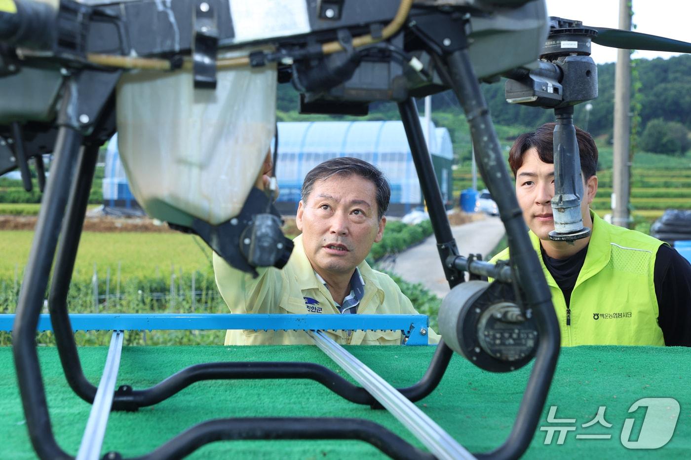 25일 전춘성 진안군수(왼쪽)가 조생종 벼 재배지를 중심으로 진행된 3차 공동방제 현장을 직접 찾아 농업인들을 격려하고 선제적 대응을 당부했다.(진안군제공. 재판매 및 DB금지)2025.8.25/뉴스1