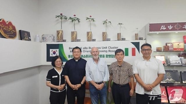 본문 이미지 - 바티칸 수도원 움베르토 나르디 박사(왼쪽 세번째)가 전북 진안군 방한해 김정배 홍삼한방클러스터 단장을 만나고 있다.(진안군제고. 재판매 및 DB금지)2025.8.25/뉴스1