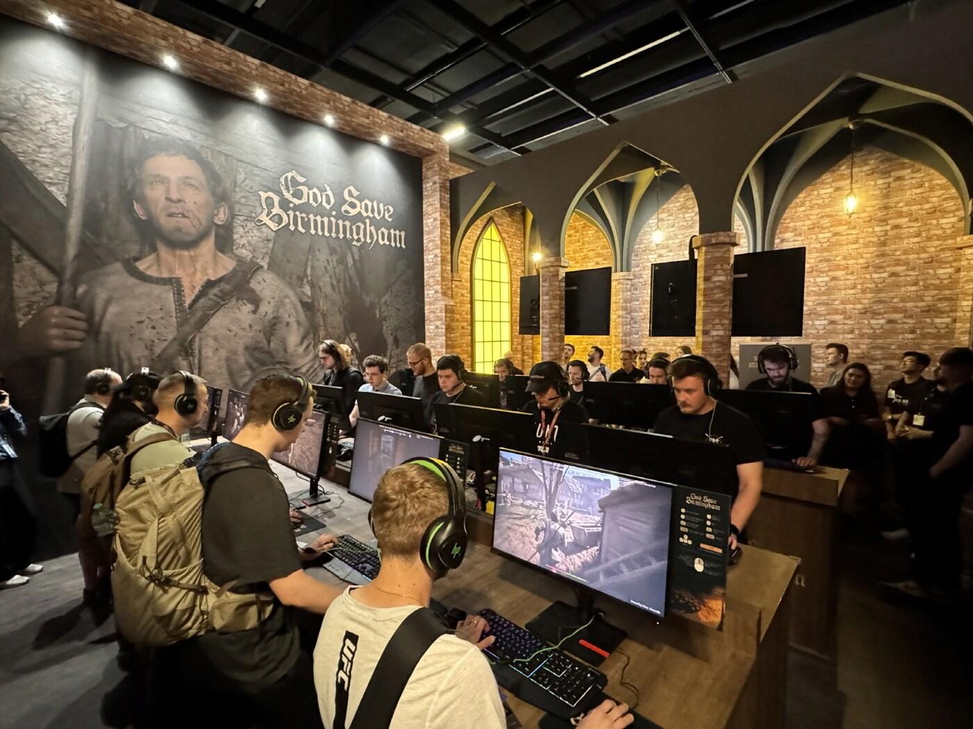 본문 이미지 - 독일 쾰른에서 열린 게임스컴 2025에 마련된 '갓 세이브 버밍엄' 시연 부스.(카카오게임즈 제공. 재판매 및 DB금지)2025.8.25/뉴스1