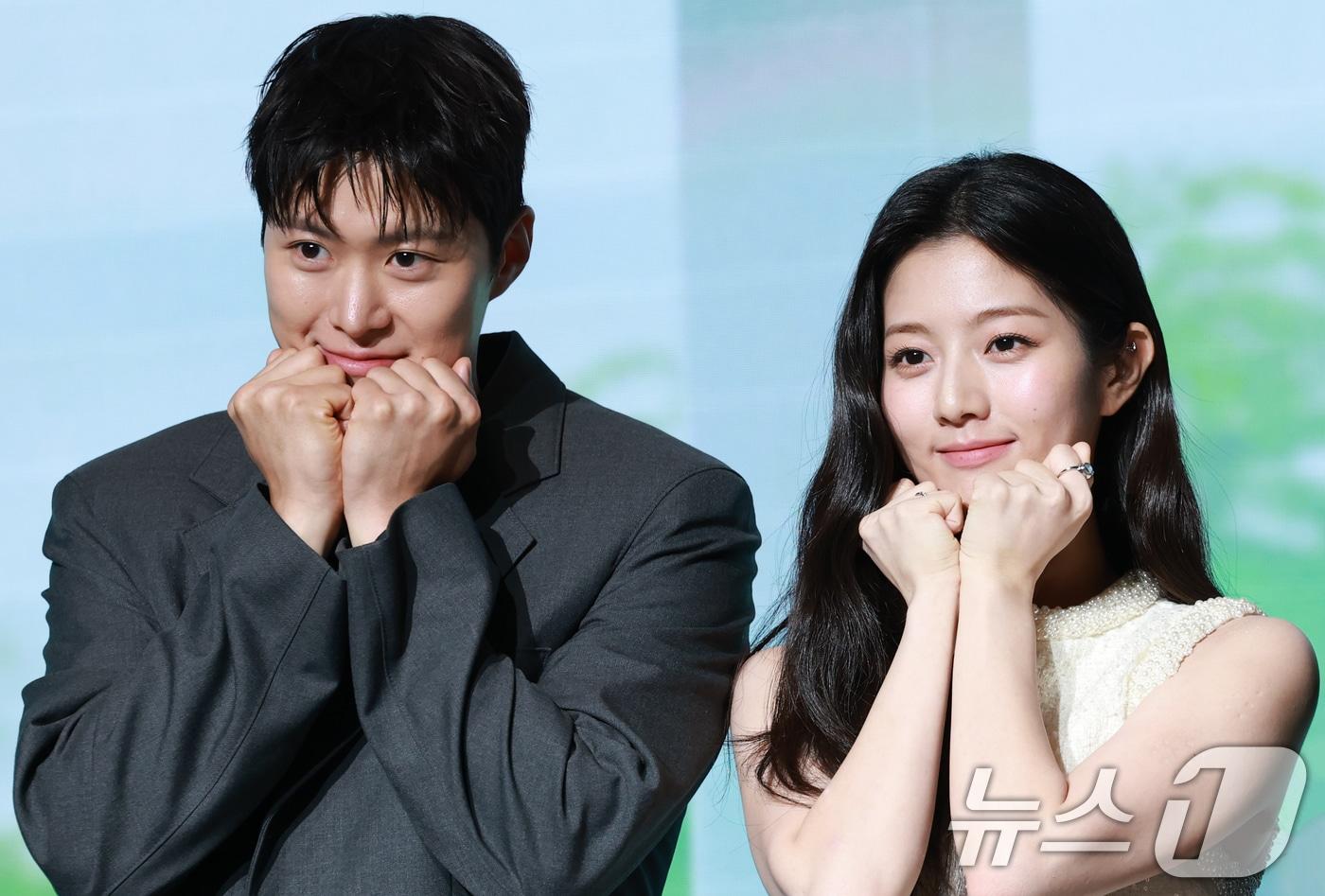 배우 공명과 신은수(오른쪽)가 25일 오전 서울 마포구 호텔 나루 서울 엠갤러리에서 열린 넷플릭스 영화 '고백의 역사' 제작보고회에 참석해 포즈를 취하고 있다. '고백의 역사'​는 1998년, 열아홉 소녀 박세리가 일생일대의 고백을 앞두고 평생의 콤플렉스인 악성 곱슬머리를 펴기 위한 작전을 계획하던 중 전학생 한윤석과 얽히며 벌어지는 청춘 로맨스​다. ⓒ News1 권현진 기자