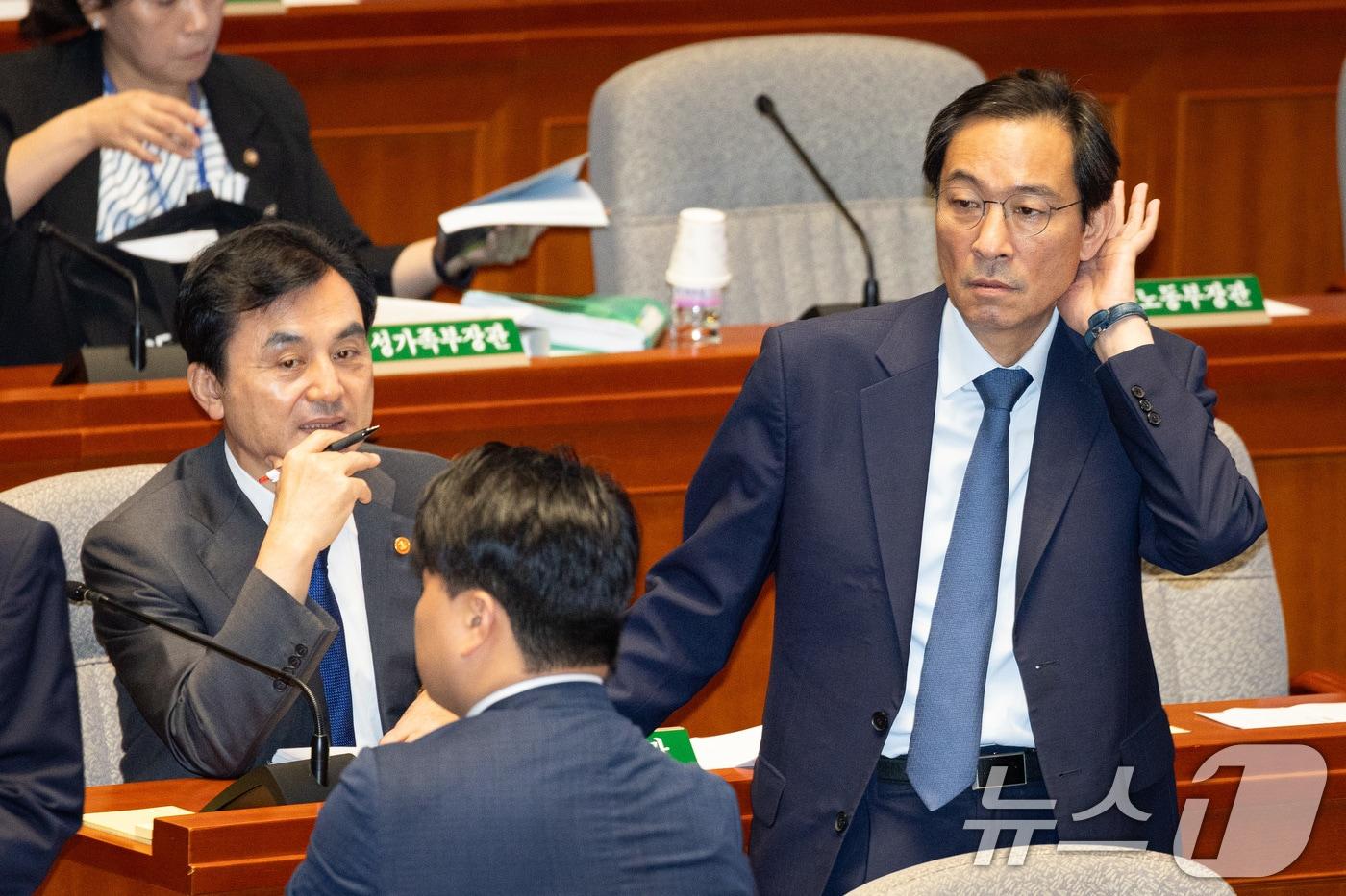 안규백 국방부 장관&#40;왼쪽&#41;과 우상호 대통령실 정무수석이 25일 서울 여의도 국회에서 열린 제428회 국회&#40;임시회&#41; 예산결산특별위원회 제1차 전체회의에 출석해 대화하고 있다. 2025.8.25/뉴스1 ⓒ News1 유승관 기자