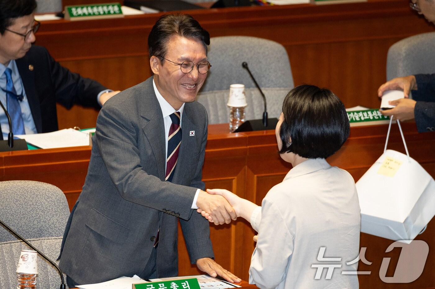 김민석 국무총리가 25일 서울 여의도 국회에서 열린 제428회 국회&#40;임시회&#41; 예산결산특별위원회 제1차 전체회의에 출석해 이소영 더불어민주당 간사와 인사하고 있다. 2025.8.25/뉴스1 ⓒ News1 유승관 기자