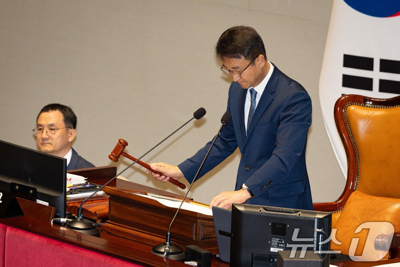 한병도 국회 예산결산특별위원장이 25일 서울 여의도 국회에서 열린 제428회 국회&#40;임시회&#41; 예산결산특별위원회 제1차 전체회의에서 의사봉을 두드리고 있다. 2025.8.25/뉴스1 ⓒ News1 유승관 기자