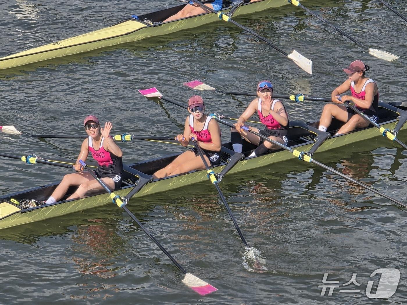 본문 이미지 - 군산시청 조정팀이 &#39;제41회 대통령기 전국시·도대항조정대회&#39; 쿼드러프스컬에서 우승을 차지했다. 사진 왼쪽부터 김채연, 김찬희, 최미서, 김승현 선수.&#40;군산시 제공. 재판매 및 DB금지&#41;
