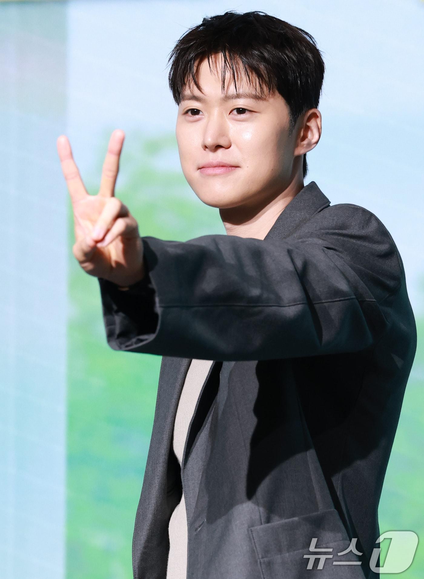 본문 이미지 - 배우 공명이 25일 오전 서울 마포구 호텔 나루 서울 엠갤러리에서 열린 넷플릭스 영화 '고백의 역사' 제작보고회에 참석해 포즈를 취하고 있다. '고백의 역사'​는 1998년, 열아홉 소녀 박세리가 일생일대의 고백을 앞두고 평생의 콤플렉스인 악성 곱슬머리를 펴기 위한 작전을 계획하던 중 전학생 한윤석과 얽히며 벌어지는 청춘 로맨스​다. 2025.8.25/뉴스1 ⓒ News1 권현진 기자