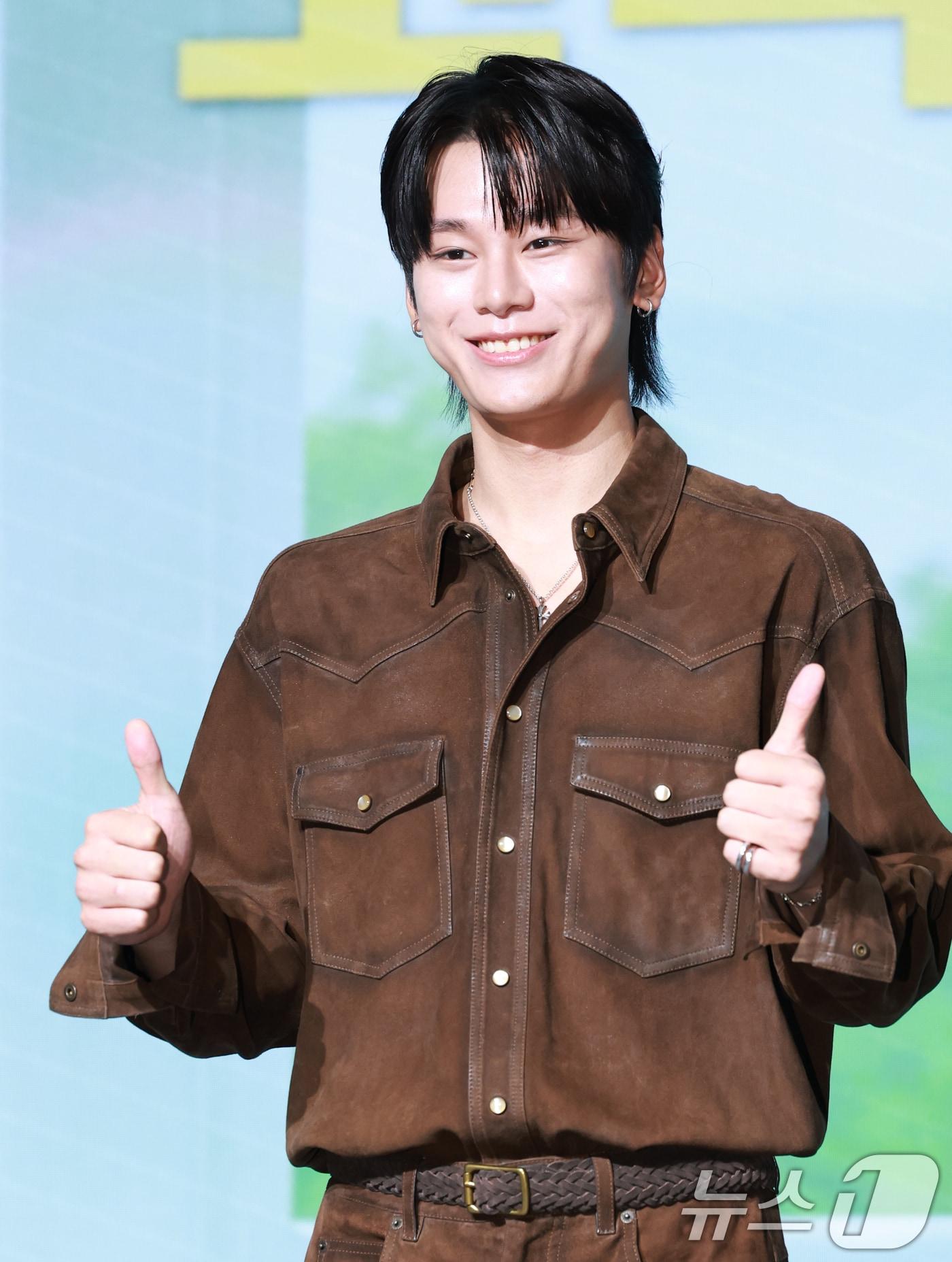 본문 이미지 - 배우 차우민이 25일 오전 서울 마포구 호텔 나루 서울 엠갤러리에서 열린 넷플릭스 영화 &#39;고백의 역사&#39; 제작보고회에 참석해 포즈를 취하고 있다. &#39;고백의 역사&#39;​는 1998년, 열아홉 소녀 박세리가 일생일대의 고백을 앞두고 평생의 콤플렉스인 악성 곱슬머리를 펴기 위한 작전을 계획하던 중 전학생 한윤석과 얽히며 벌어지는 청춘 로맨스​다. 2025.8.25/뉴스1 ⓒ News1 권현진 기자