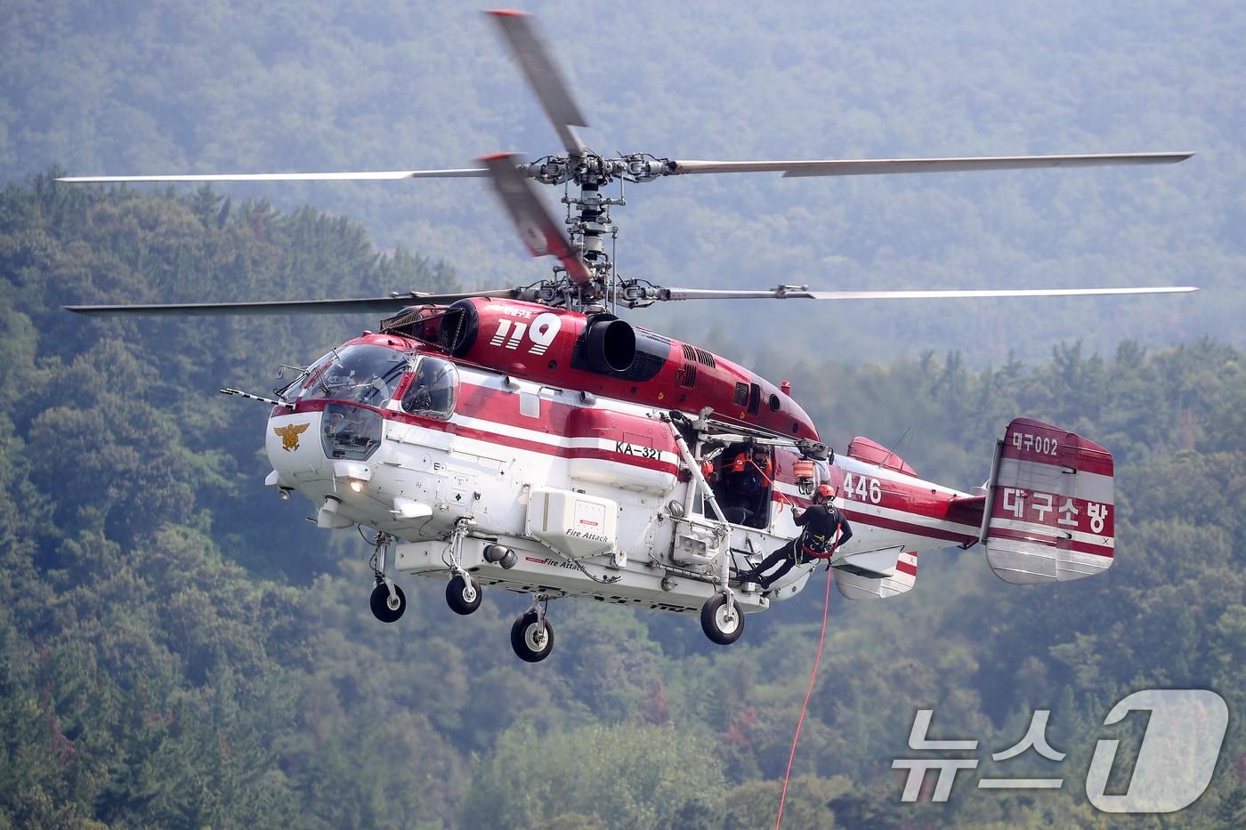 본문 이미지 - 사진은 소방헬기가 익수자를 구조하는 모습. 2025.8.25 ⓒ 뉴스1 공정식 기자