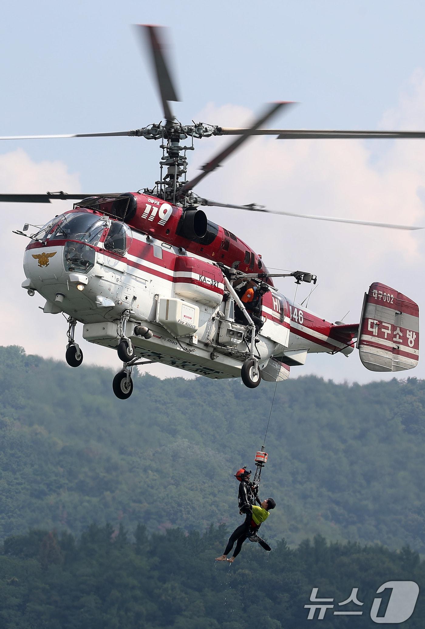 본문 이미지 - 대구소방 119항공대  구조 장면 (해당 기사와 관련 없음). 2025.8.25 ⓒ 뉴스1 