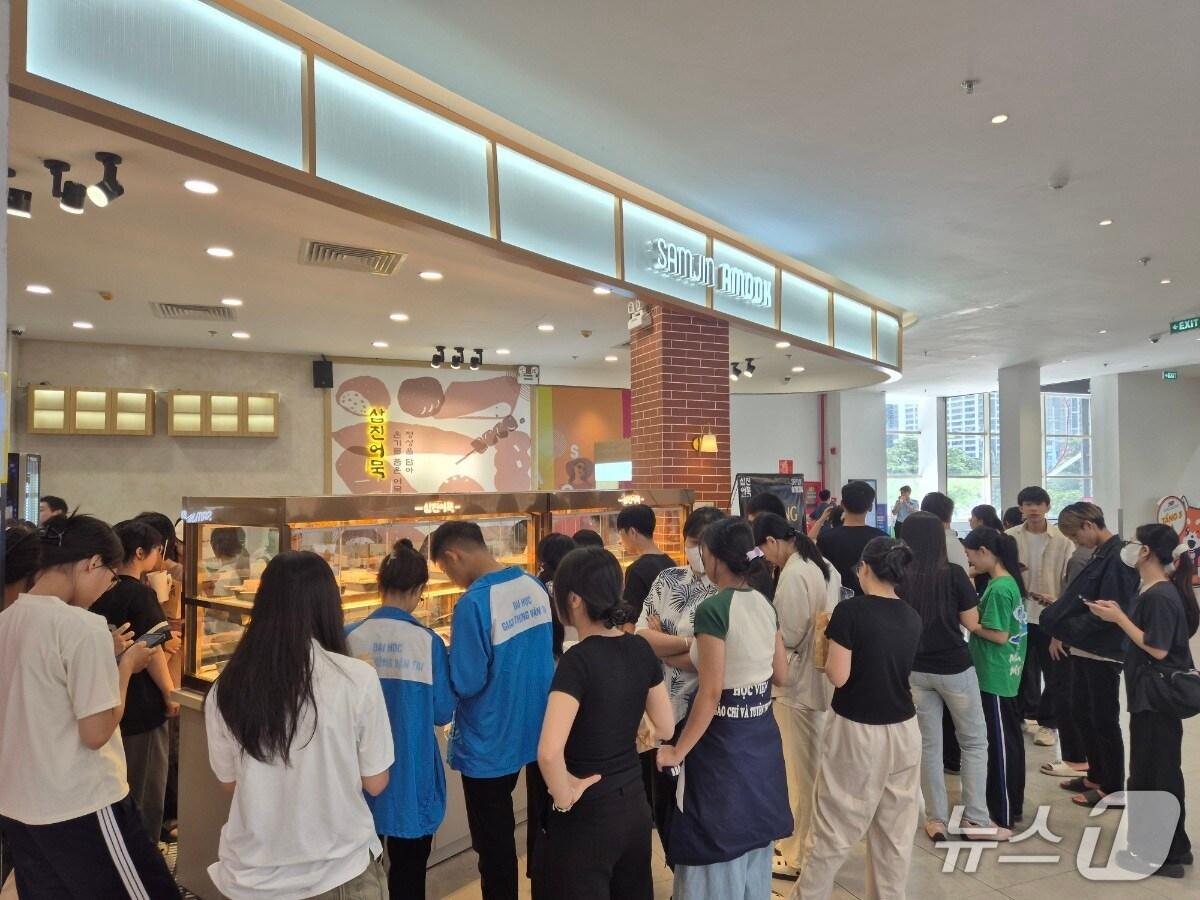 본문 이미지 - 삼진어묵 베트남 하노이 탕롱점 매장.(삼진어묵 제공. 재판매 및 DB금지)