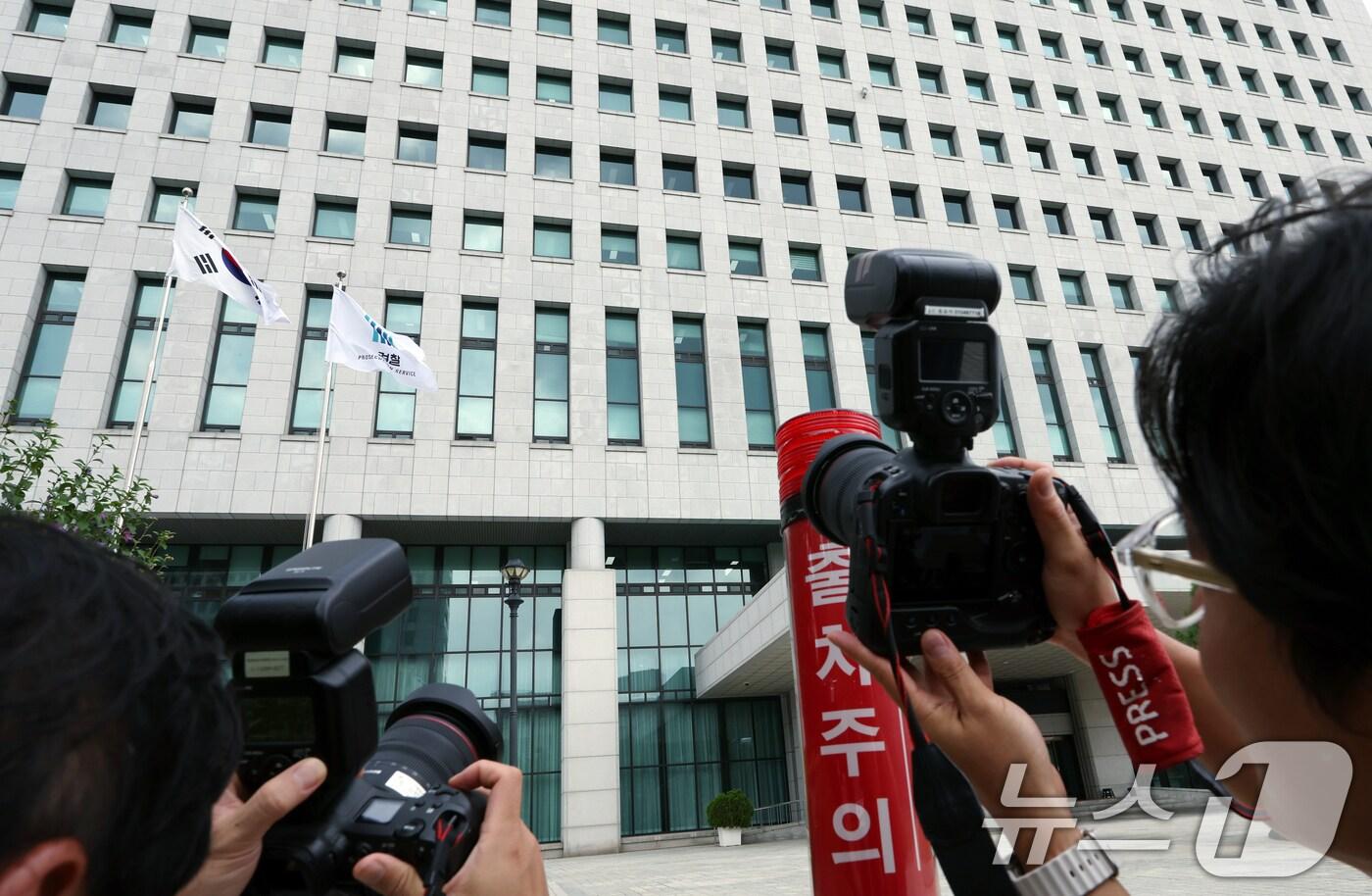 '12·3 비상계엄' 관련 내란·외환 의혹을 수사하는 내란 특검팀(특별검사 조은석)이 법무부와 대검찰청 등에 대한 압수수색을 진행하고 있다고 밝힌 8월 25일 오전 서울 서초구 서초동 대검찰청 모습.  2025.8.25/뉴스1 ⓒ News1 박정호 기자
