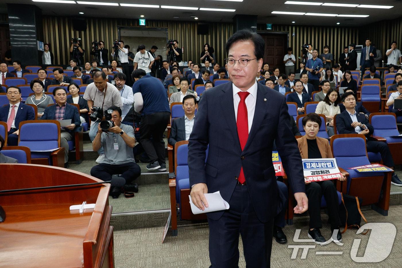 송언석 국민의힘 비상대책위원장 겸 원내대표가 지난 25일 오전 서울 여의도 국회에서 열린 의원총회에서 모두 발언을 하기 위해 단상으로 향하고 있다. 2025.8.25/뉴스1 ⓒ News1 안은나 기자