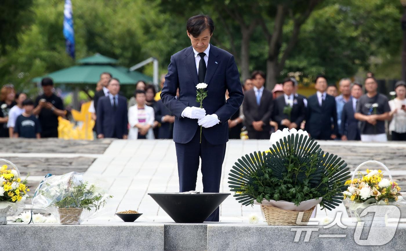 조국 조국혁신당 혁신정책연구원장이 지난 25일 경남 김해시 진영읍 봉하마을을 찾아 고 노무현 전 대통령 묘역에 헌화하고 있다. 2025.8.25/뉴스1 ⓒ News1 윤일지 기자