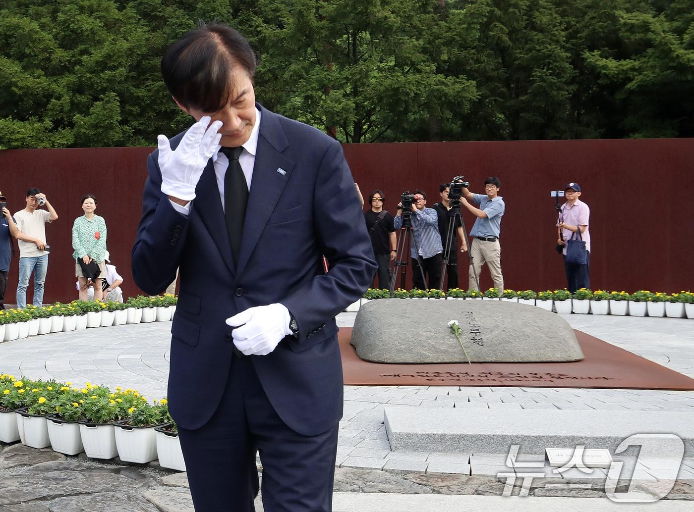 본문 이미지 - 조국 조국혁신당 혁신정책연구원장이 25일 경남 김해시 진영읍 봉하마을을 찾아 고 노무현 전 대통령 묘역을 참배한 뒤 눈물을 닦고 있다. 2025.08.25/뉴스1 ⓒ News1 윤일지 기자