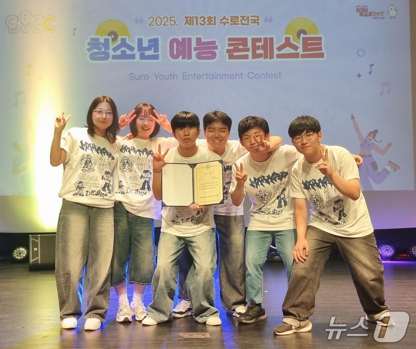 본문 이미지 - 소주청소년문화의집 청소년들이 전국 예능대회에서 은상을 수상하고 기념 촬영하고 있다.(양산시 제공. 재판매 및 DB금지)