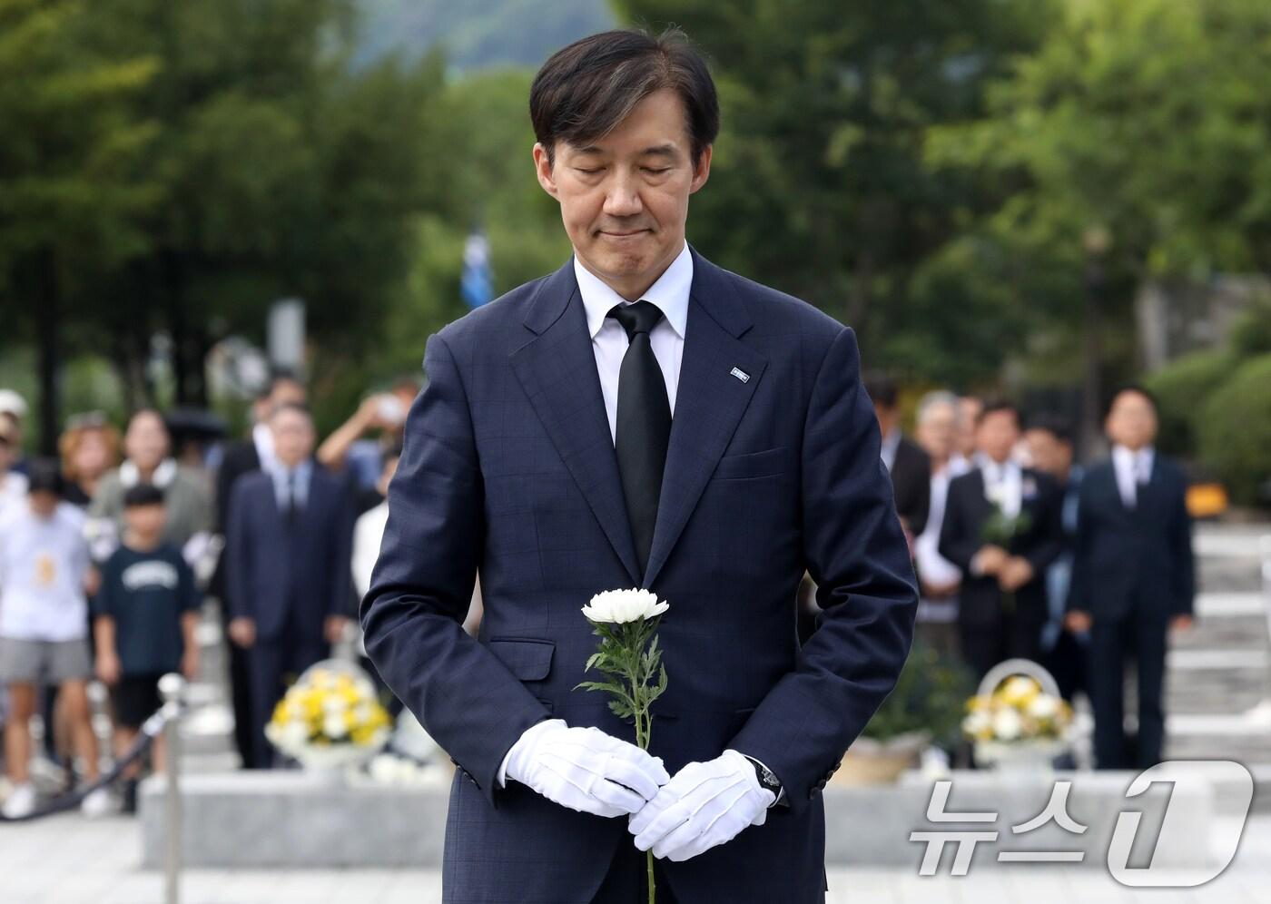 조국 조국혁신당 혁신정책연구원장이 25일 경남 김해시 진영읍 봉하마을을 찾아 고 노무현 전 대통령 묘역에 헌화하고 있다. 2025.8.25/뉴스1 ⓒ News1 윤일지 기자