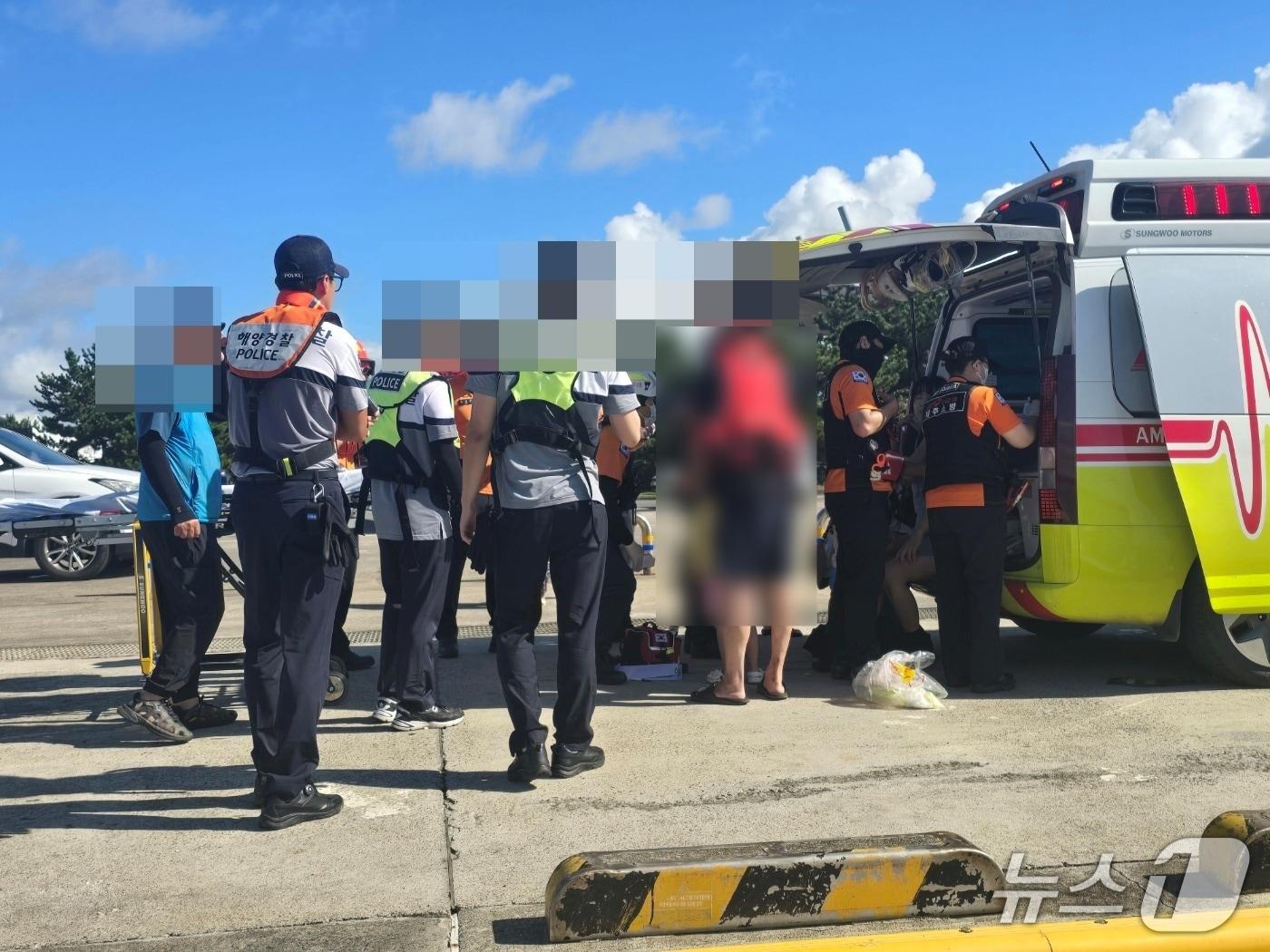 본문 이미지 - 25일 오전 제주 서귀포 앞바다에서 모터보트가 엔진이 고장나 승선원 8명이 구조됐다.(서귀포해양경찰서 제공. 재판매 및 DB 금지)