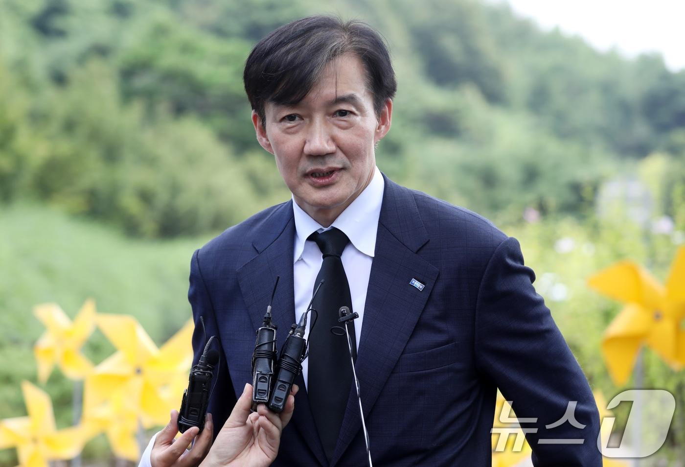 조국 조국혁신당 혁신정책연구원장이 25일 경남 김해시 진영읍 봉하마을을 찾아 고 노무현 전 대통령 묘역을 참배한 뒤 취재진 질문에 답하고 있다. 2025.8.25/뉴스1 ⓒ News1 윤일지 기자