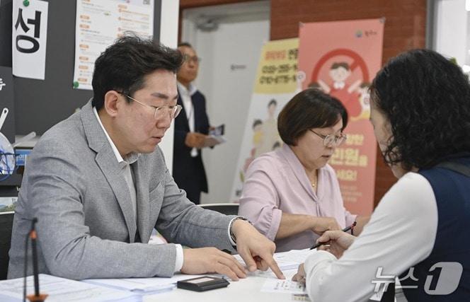 본문 이미지 - 원강수 강원 원주시장이 지난 8월 1일 단구동에서 이동시장실을 통해 주민과 민원에 대해 논의하는 모습. &#40;원주시 제공. 재판매 및 DB금지&#41; 2025.8.25/뉴스1