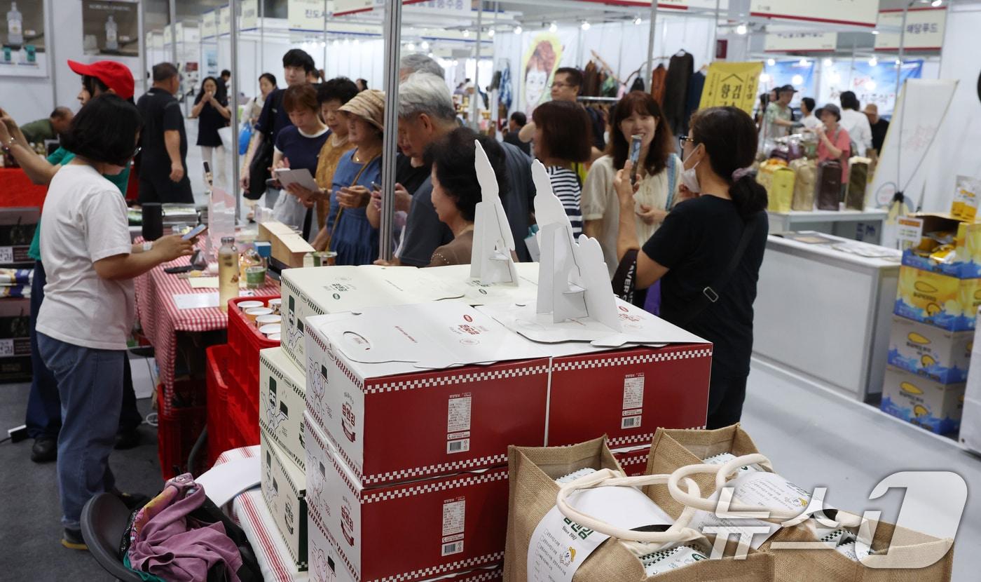 2025 한가위 명절 선물전에서 관람객들이 전시된 선물들을 둘러보고 있다. 2025.8.25/뉴스1 ⓒ News1 김명섭 기자