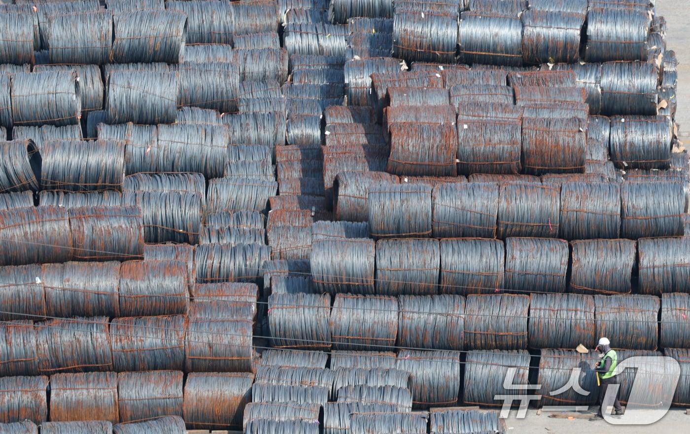 경기 평택시 포승읍 평택항에 철강 제품들이 쌓여있는 모습. 2025.8.25/뉴스1 ⓒ News1 김영운 기자