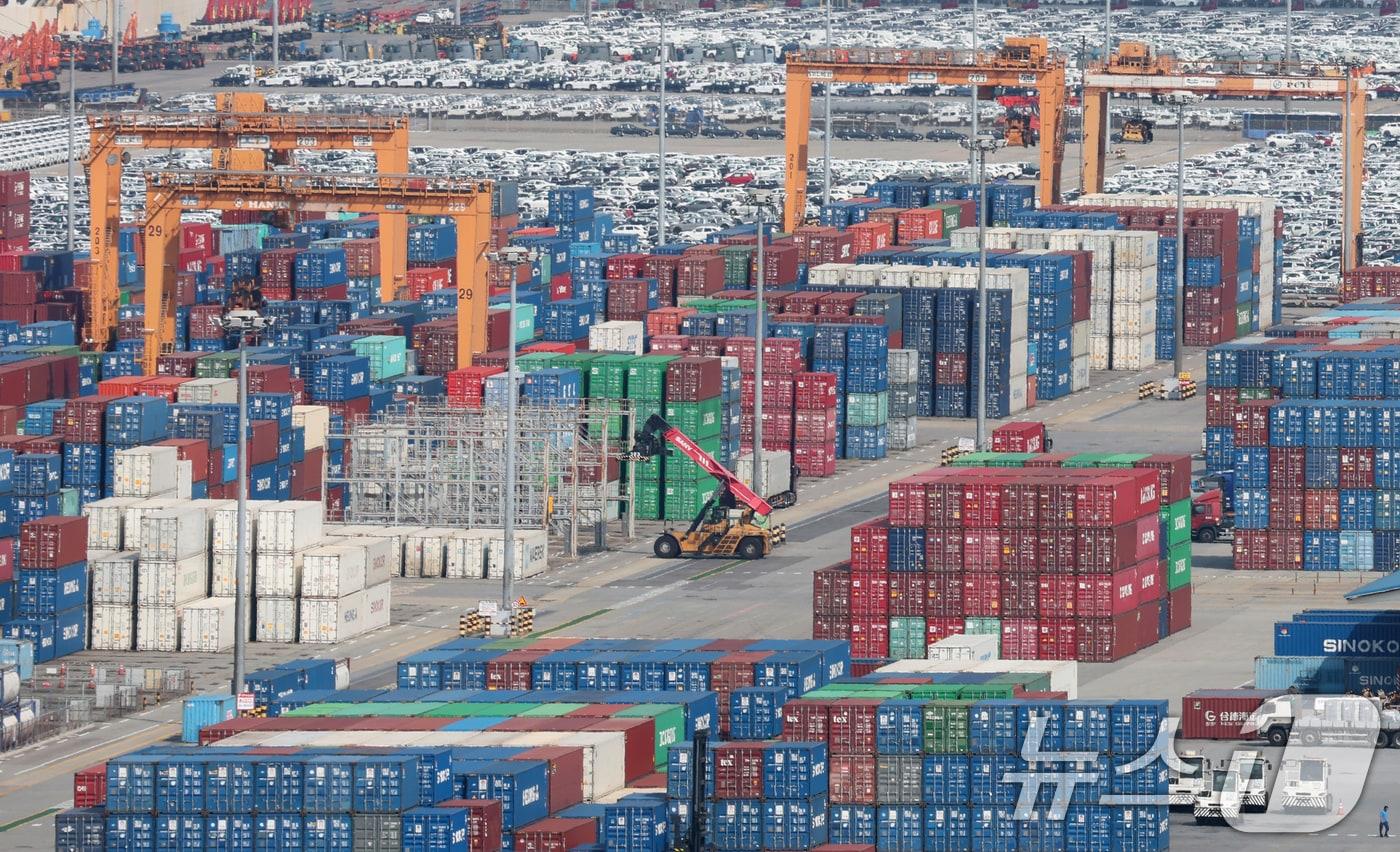 사진은 올해 8월 25일 경기 평택시 포승읍 평택항에 수출용 컨테이너들이 쌓여있는 모습. /뉴스1DB ⓒ News1 김영운 기자