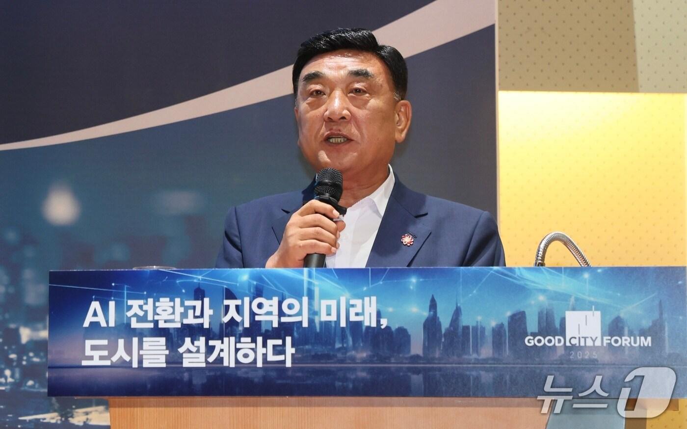 김두겸 울산시장이 25일 서울 중구 페럼타워에서 열린 ‘시사저널 굿시티포럼 2025’에 강연자로 참석해 기조 강연을 하고 있다. (울산시 제공. 재판매 및 DB 금지) /뉴스1
