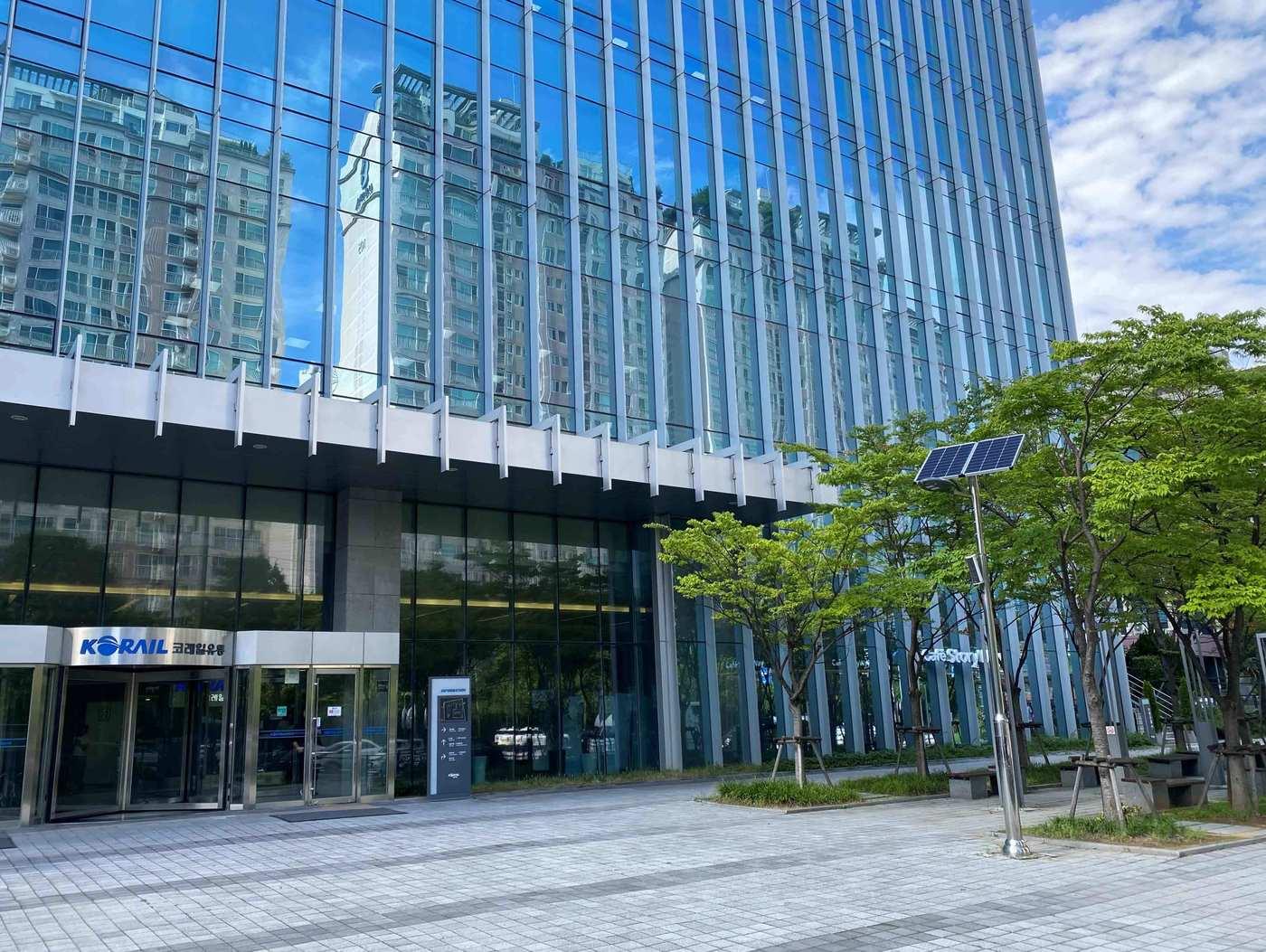 본문 이미지 - 코레일유통이 설치한 태양광 가로등 모습.(코레일유통 제공) / 뉴스1 ⓒ News1