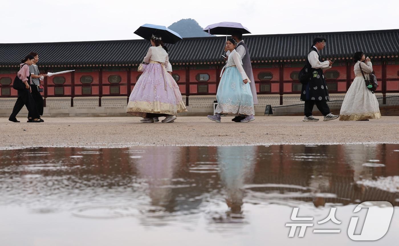 서울 종로구 경복궁을 찾은 관광객들이 우산을 쓰고 걷고 있다. 2025.8.25/뉴스1 ⓒ News1 구윤성 기자