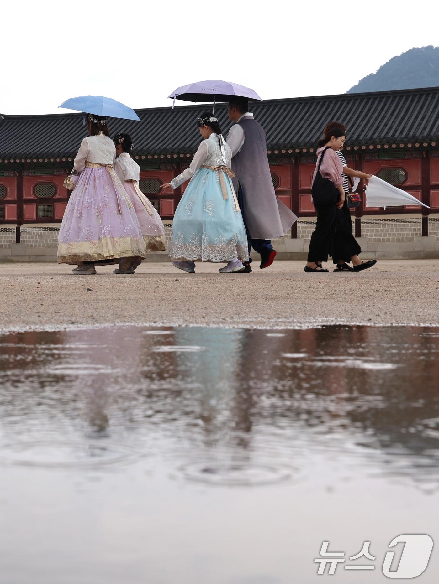 본문 이미지 - 서울 종로구 경복궁을 찾은 관광객들이 우산을 쓰고 걷고 있다. ⓒ News1 구윤성 기자