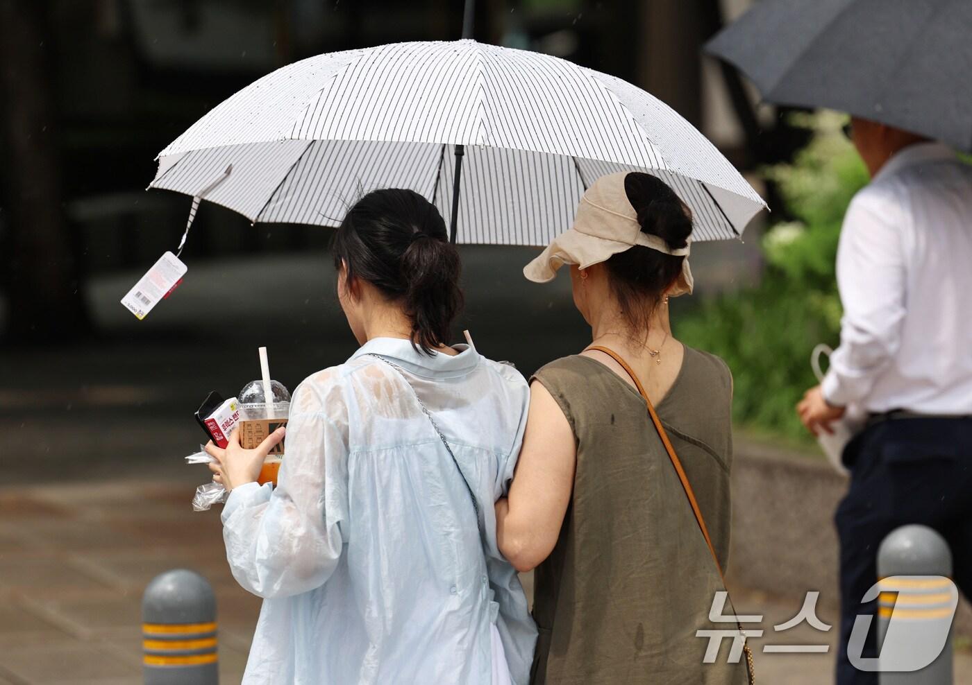 소나기가 내린 지난 25일 서울 종로 일대에서 시민들이 우산을 쓰고 걷고 있다. 2025.8.25/뉴스1 ⓒ News1 구윤성 기자