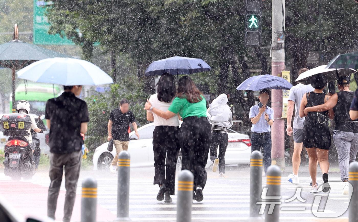 서울 종로구 경복궁을 찾은 관광객들이 우산을 쓰고 걷고 있다. 2025.8.25/뉴스1 ⓒ News1 구윤성 기자