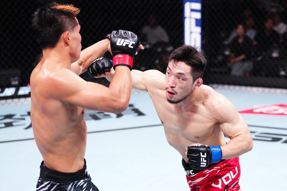 본문 이미지 - 유수영&#40;오른쪽&#41;이 UFC 2연승에 성공했다.&#40;UFC 제공&#41;