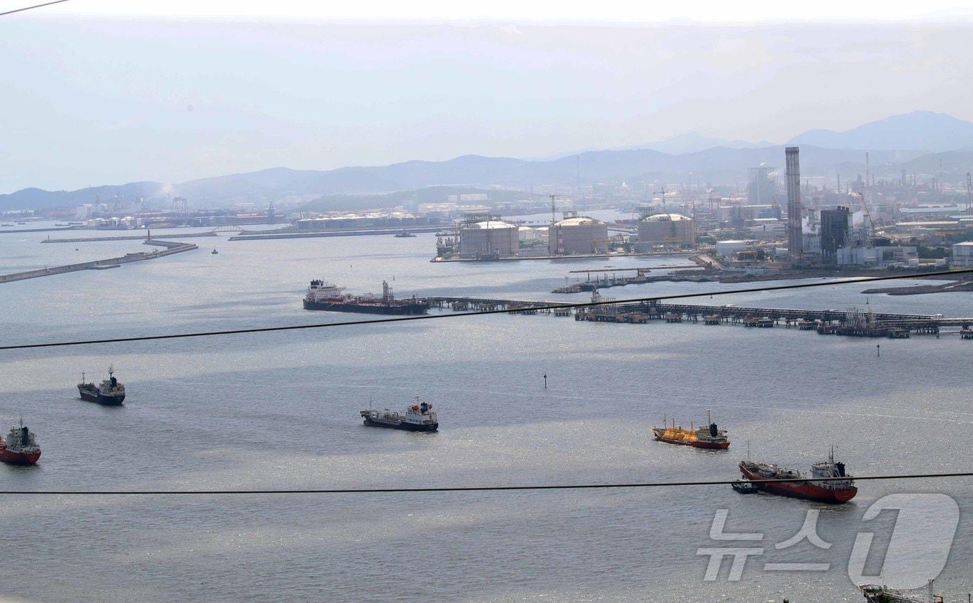  울산항 부근 해상에 수출 선박이 오가고 있다. 2025.8.25/뉴스1 ⓒ News1 DB