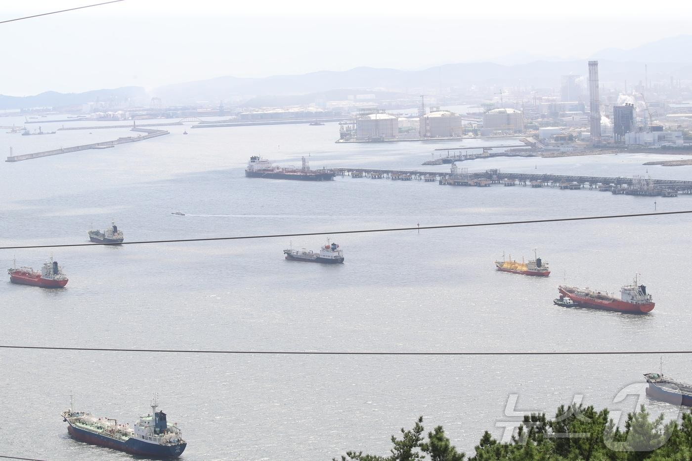 본문 이미지 - 25일 울산 동구 울산항 부근 해상에 수출 선박이 오가고 있다.2025.8.25/뉴스1 ⓒ News1 DB