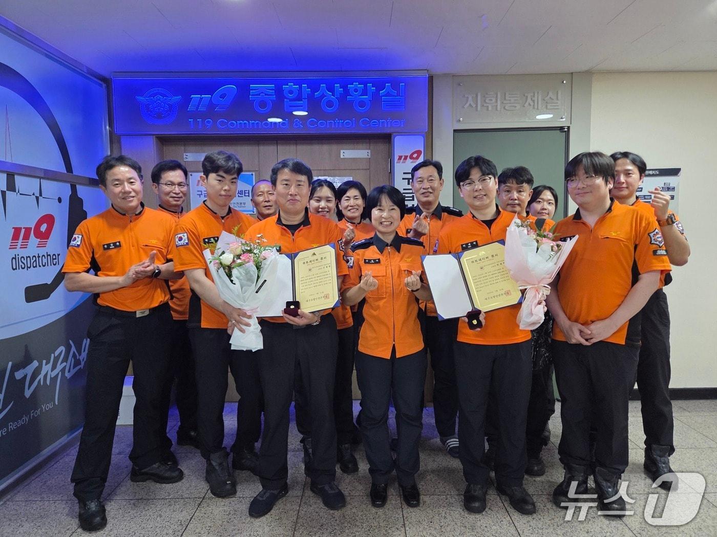 본문 이미지 - 대구소방안전본부 119구급상황관리센터가 제 몫을 톡톡히 하고 있다. 사진은 하트 세이버를 수상한 동료를 축하해 주는 대구소방본부 직원들. (대구소방본부 제공. 재판매 및 DB 금지)/뉴스1
