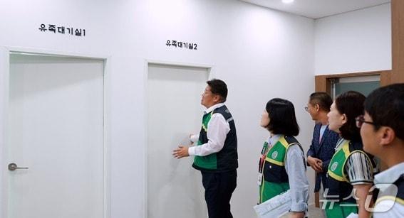 본문 이미지 - 이상호 강원 태백시장이 지난 21일 태백공원묘원을 찾아 시 관계자들과 추모관 건립사업 등의 현장을 점검하고 있다. &#40;태백시 제공. 재판매 및 DB금지&#41; 2025.8.25/뉴스1