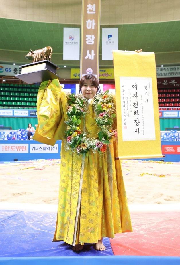 본문 이미지 - 17회 구례전국여자천하장사씨름대회&#40;22~24일&#41;에서 천하장사에 등극한 괴산군청 여자씨름단 김다영.&#40;괴산군 제공. 재판매 및 DB금지&#41;/뉴스1
