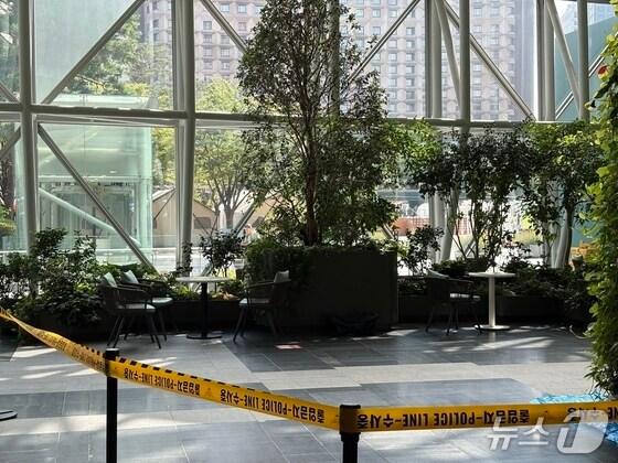 본문 이미지 - 25일 서울시청 1층에서 폭발물로 추정되는 검은색 가방이 발견돼 경찰이 수사에 나섰지만 인근 행사 관계자가 두고 간 소지품으로 확인됐다.