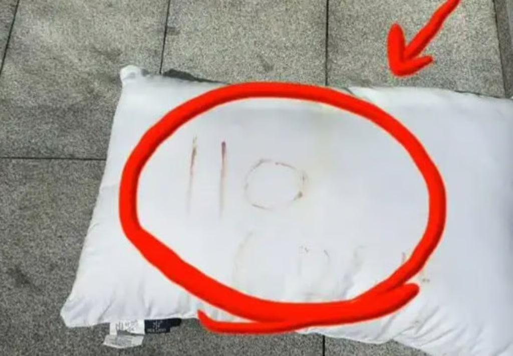 본문 이미지 - 주 씨가 손가락을 깨물어 피를 낸 뒤 베개에 이 같은 숫자 암호를 적어 창밖으로 던졌다. &#40;SCMP 갈무리&#41;