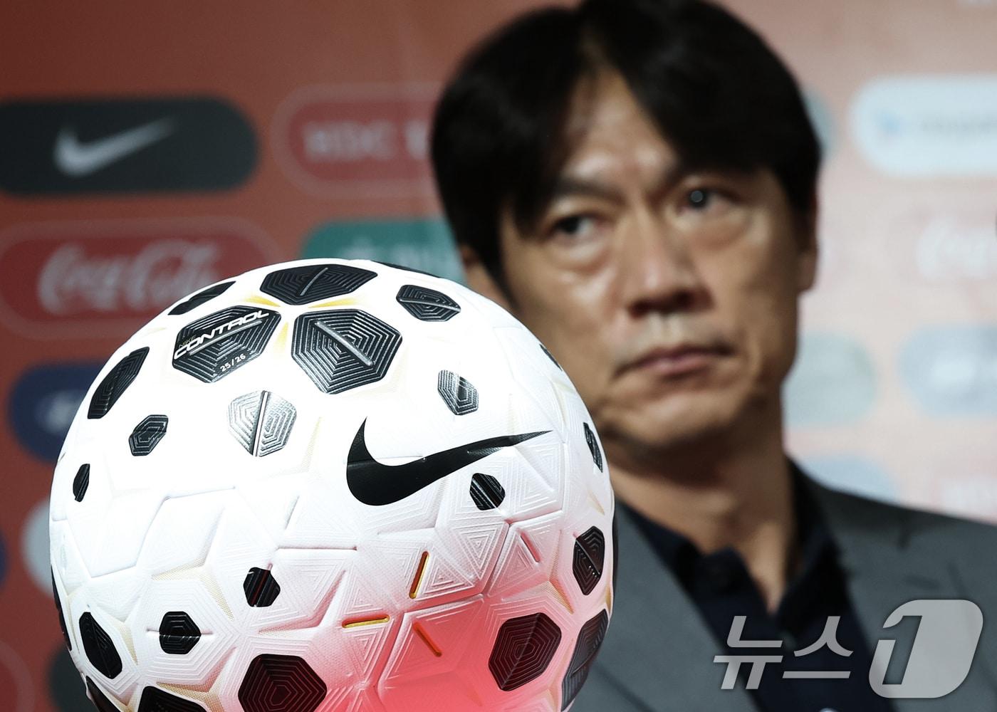 본문 이미지 - 홍명보 축구 국가대표팀 감독이 25일 오후 서울 종로구 축구회관에서 9월 A매치 국가대표 명단을 발표한 후 잠시 생각에 잠겨 있다. 2025.8.25/뉴스1 ⓒ News1 오대일 기자