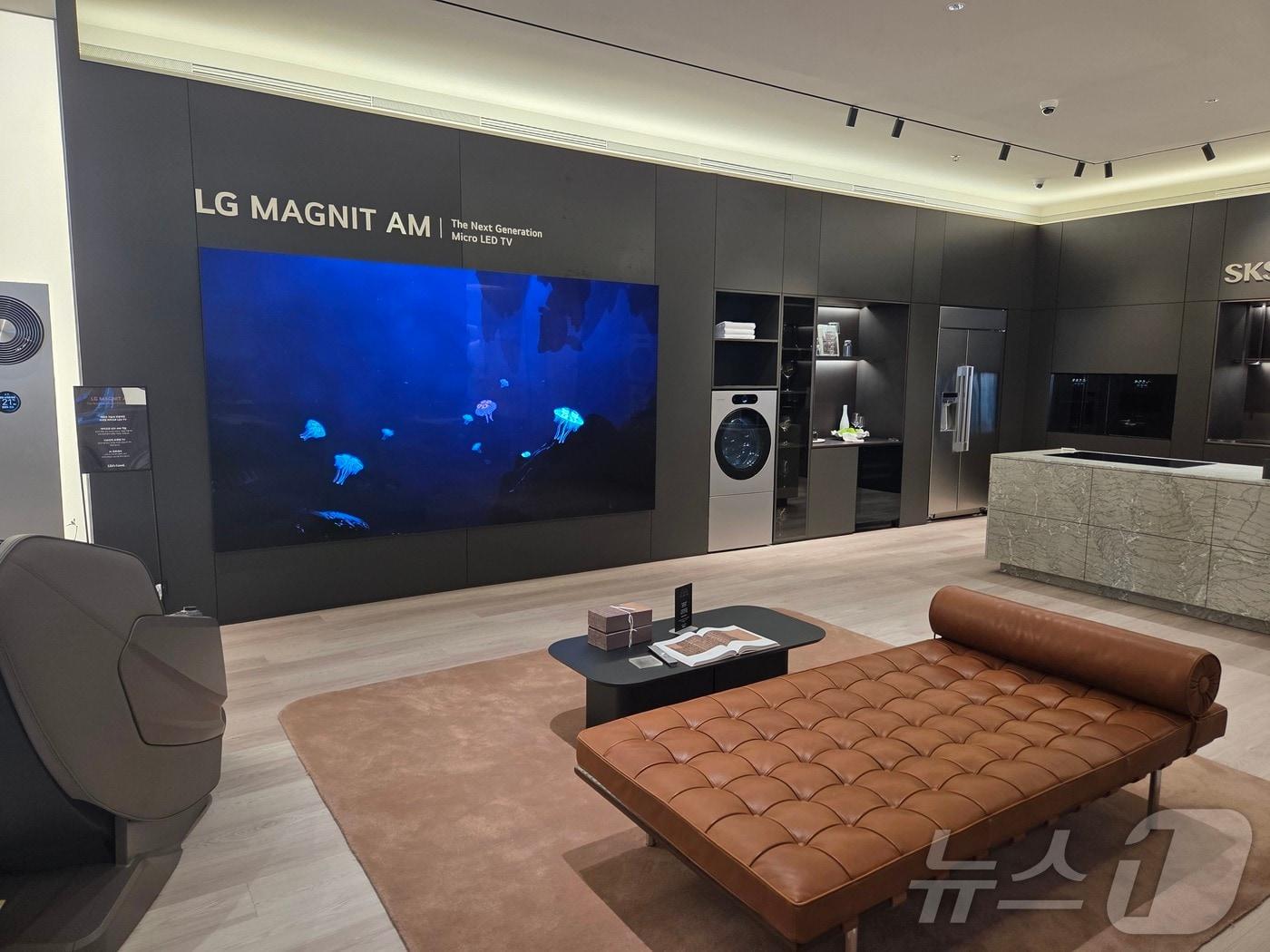 본문 이미지 - 'LG전자 플래그십 D5'에 전시된 136인치 마이크로 LED TV와 초프리미엄 빌트인 가전 'SKS' 제품들. 2025.8.25/뉴스1 ⓒ News1 박주평 기자