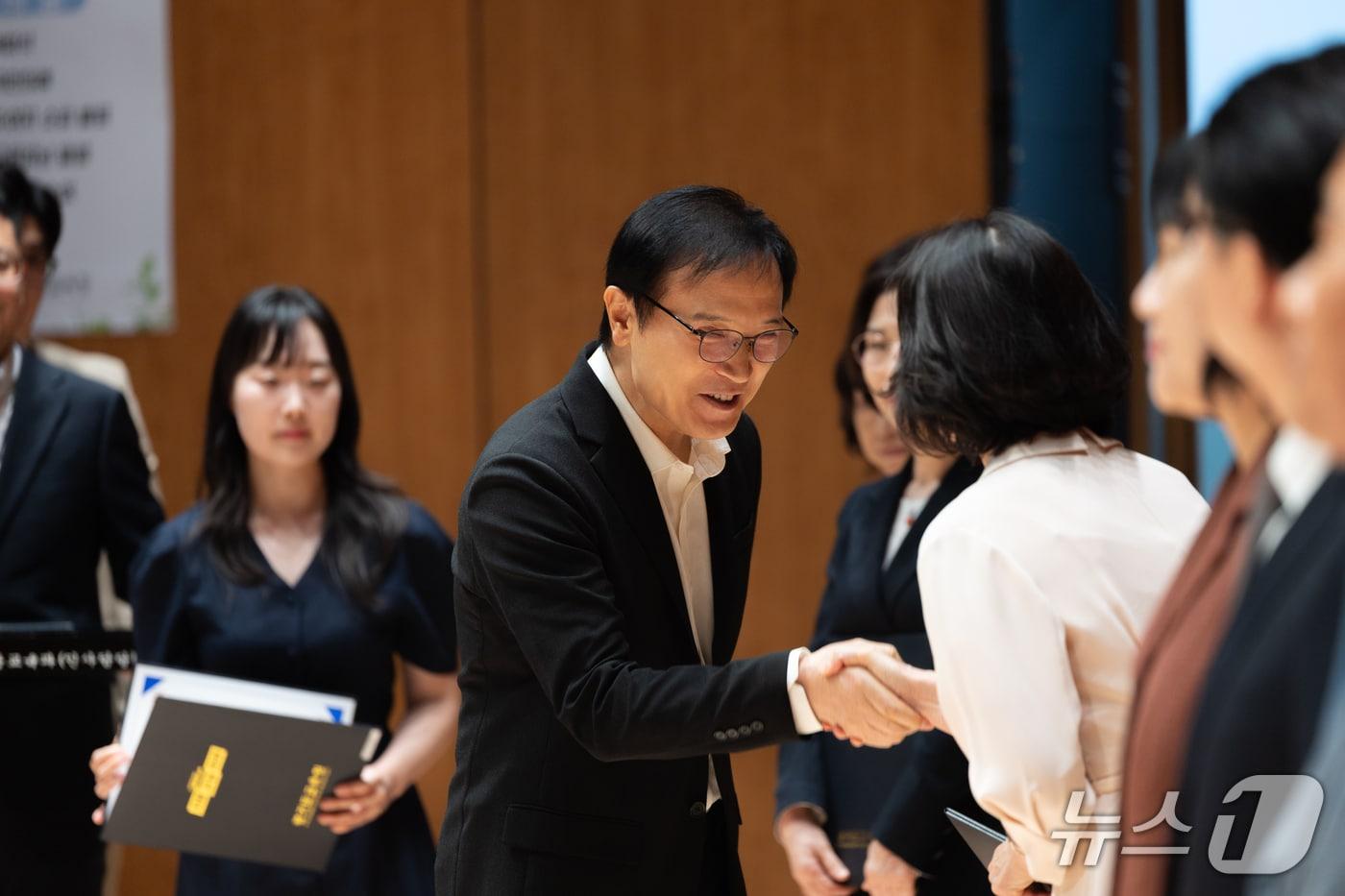  임태희 교육감이 교원들과 악수를 하고 있다. (경기도교육청 제공)