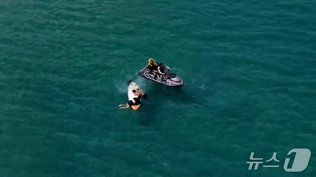 본문 이미지 - 지난 24일 강원 고성 삼포해수욕장 인근 해상 물놀이 표류 사고 현장.(속초해경 제공, 재판매 및 DB 금지) 2025.8.25/뉴스1
