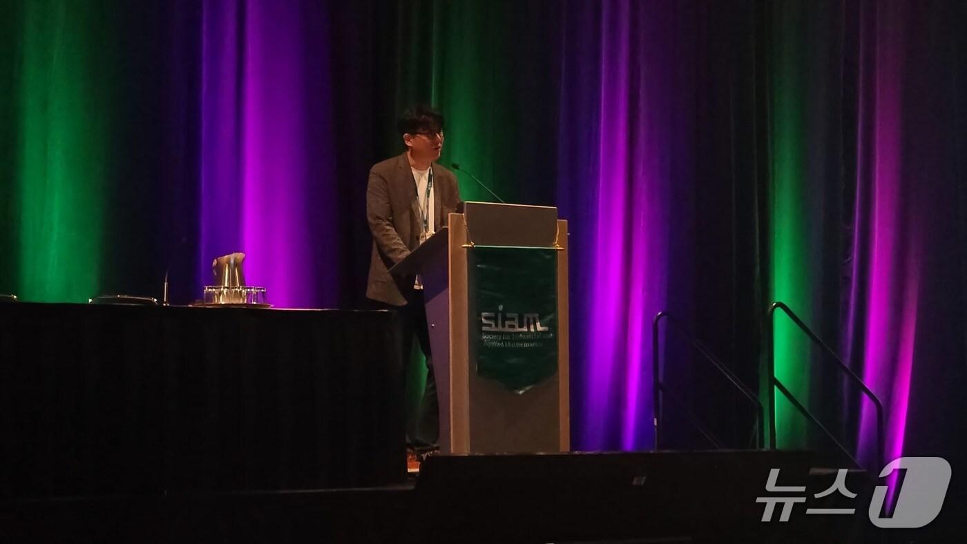 SIAM 2025 연례학회에서 기조강연하는 IBS 김재경 CI(IBS 제공) /뉴스1