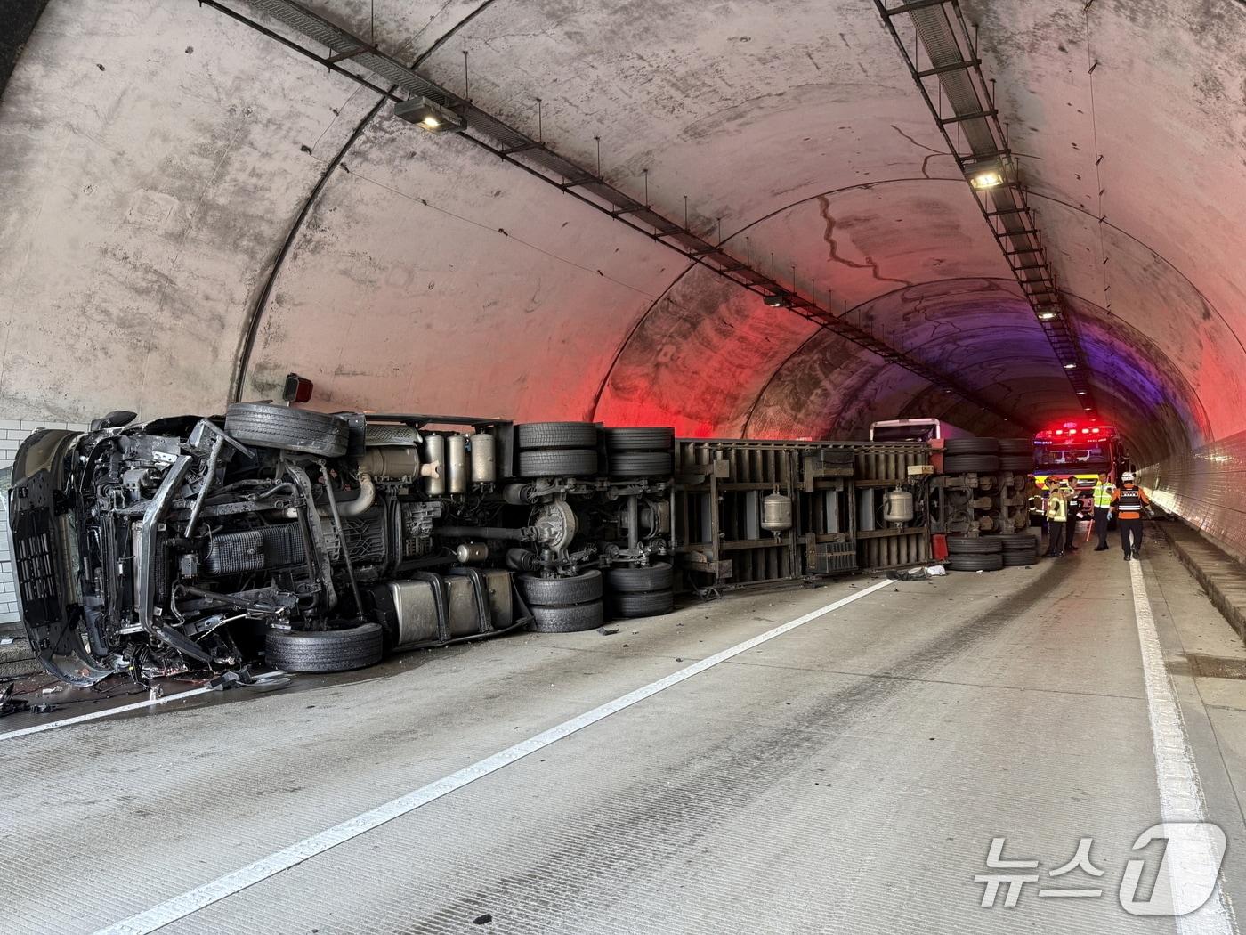 본문 이미지 - 통영대전고속도로 트레일러 사고 현장.&#40;전북소방본부 제공. 재판매 및 DB금지&#41;