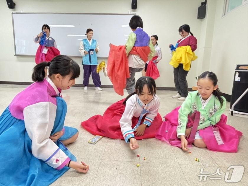 본문 이미지 - 대전-쓰쿠바 청소년 과학교류 프로그램 모습(대전시사회서비스원 제공. 재판매 및 DB금지)/뉴스1