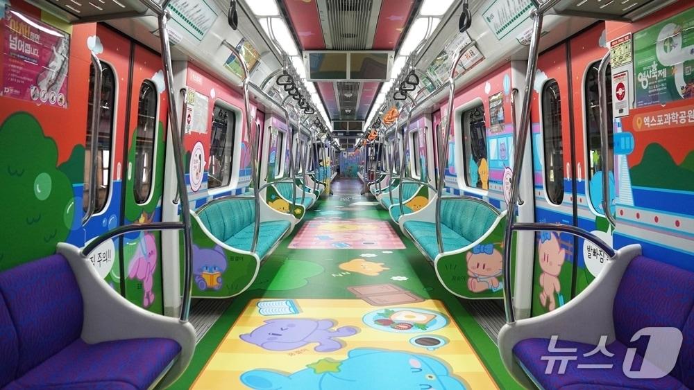 본문 이미지 - 객실 곳곳에 대전 마스코트 ‘꿈씨패밀리’ 그림이 가득해 어린이 승객들의 사랑을 받고 있다. (대전교통공사 제공. 재판매 및 DB금지)2025.8.25/뉴스1