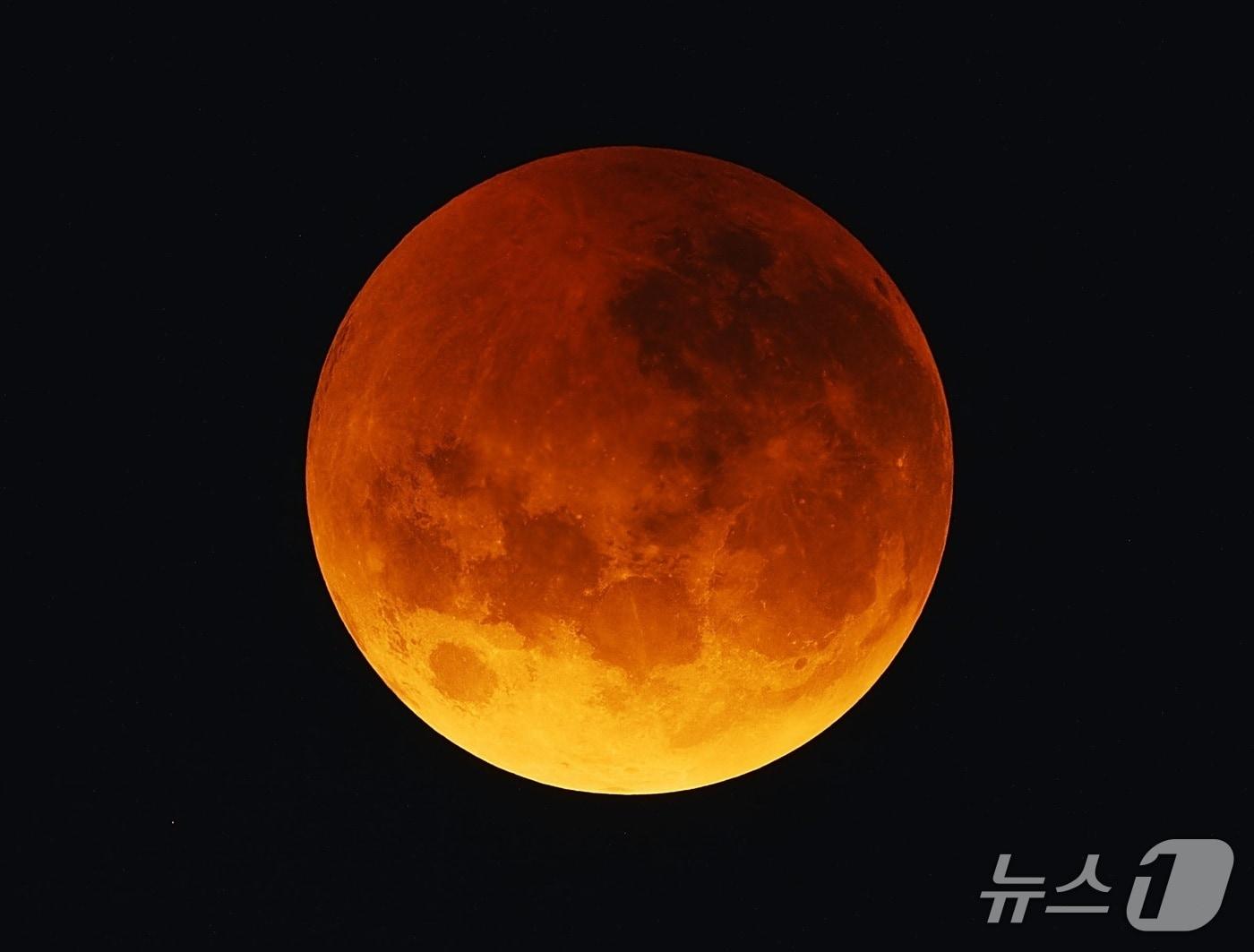 본문 이미지 - 2022년 11월 8일 밀양아리랑우주천문대에서 촬영한 개기월식 모습.(밀양시 제공. 재판매 및 DB금지)