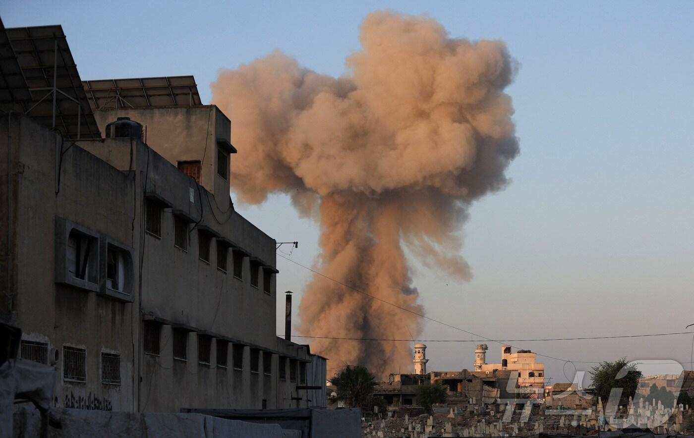 25일(현지시간) 이스라엘의 군사 작전 중 발생한 폭발로 인해 가자시티에서 연기가 치솟고 있다.2025.08.25. ⓒ 로이터=뉴스1 ⓒ News1 권영미 기자
